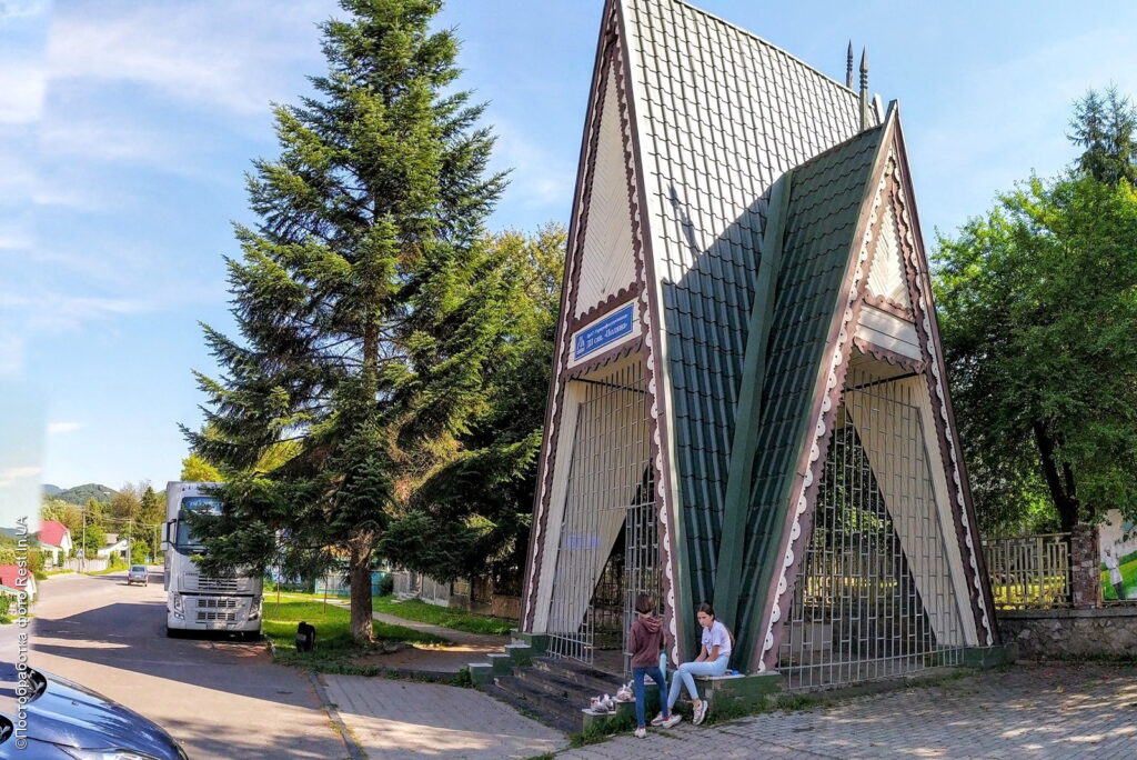 Бювет із мінеральною водою «Поляна Купель» на території санаторію «Поляна»